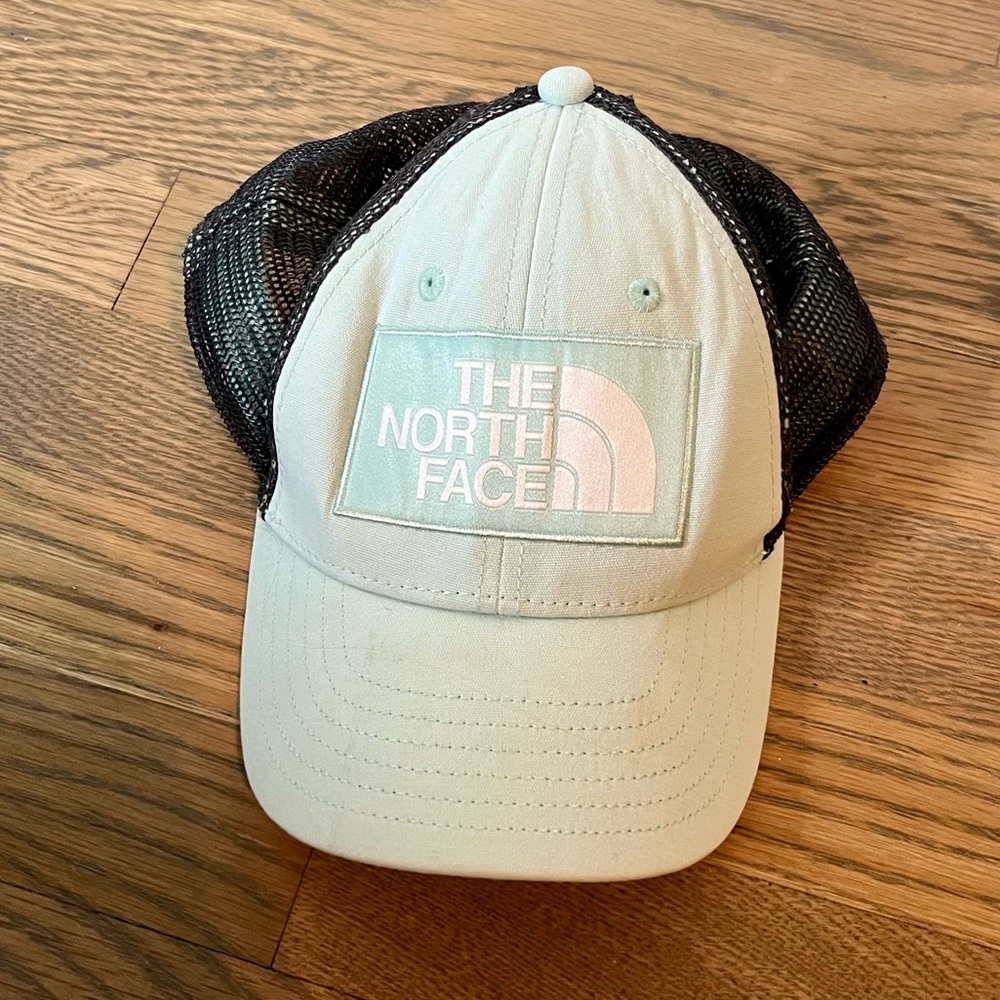 THE NORTH FACE Youth Mudder Trucker Hat color: Coastal Green. size: OS.